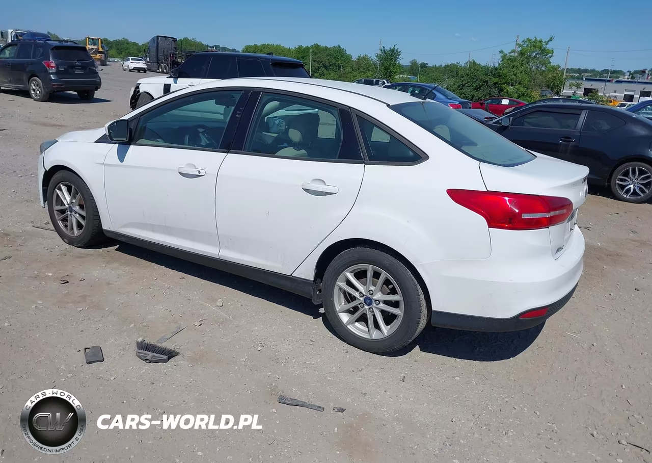 2018 Ford Focus Se VIN:1FADP3F27JL241969 - 3