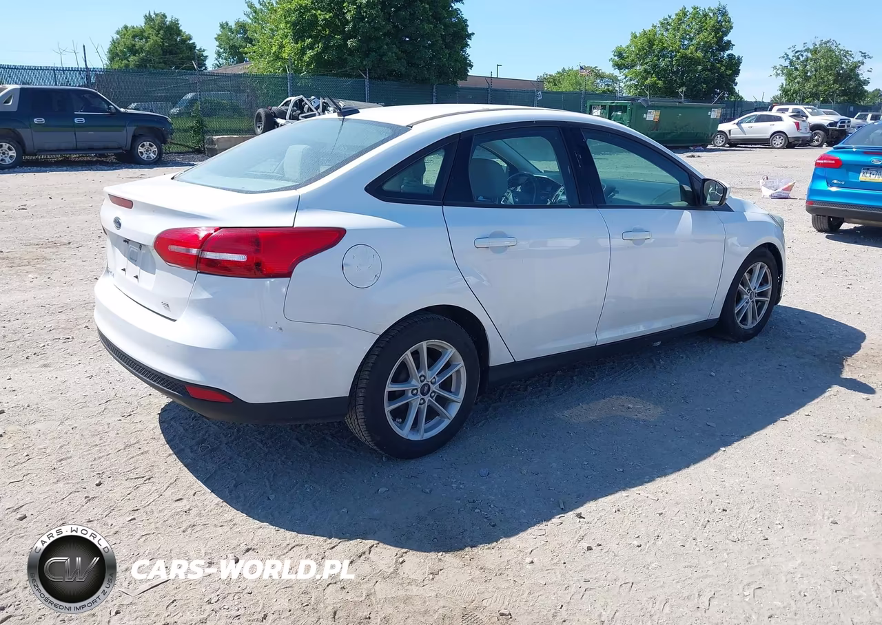 2018 Ford Focus Se VIN:1FADP3F27JL241969 - 4