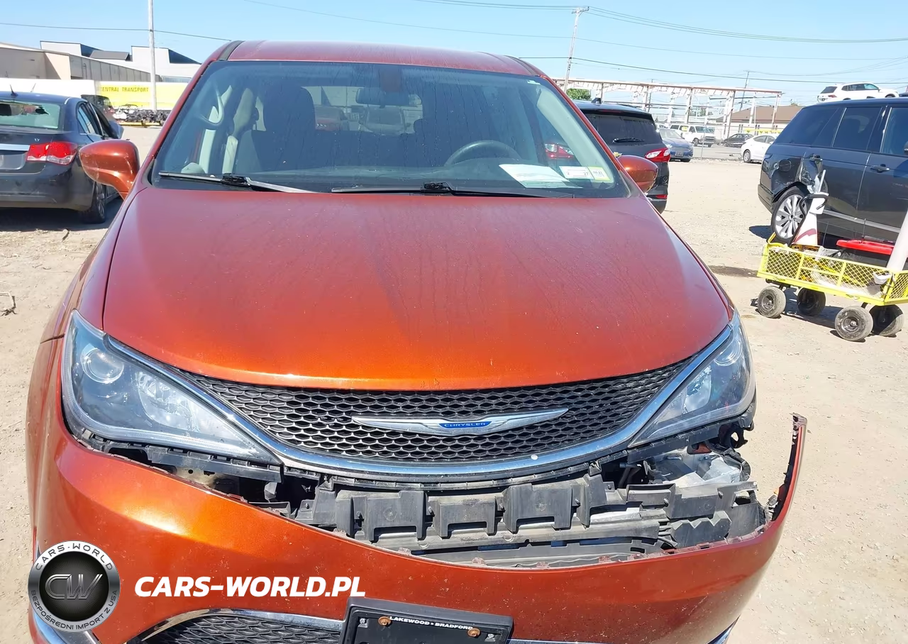 2018 Chrysler Pacifica Touring Plus VIN:2C4RC1FG8JR350458 - 13