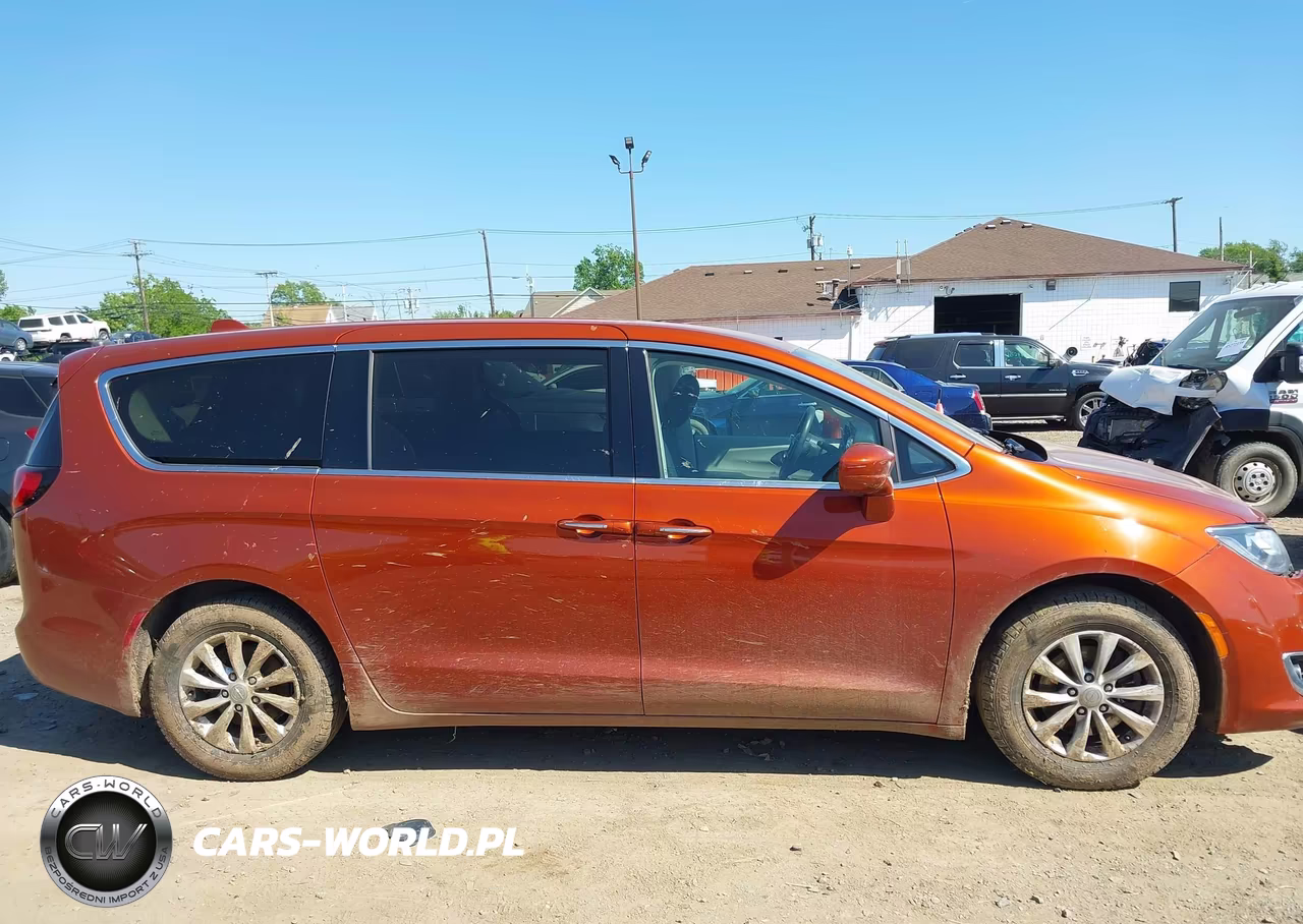 2018 Chrysler Pacifica Touring Plus VIN:2C4RC1FG8JR350458 - 14