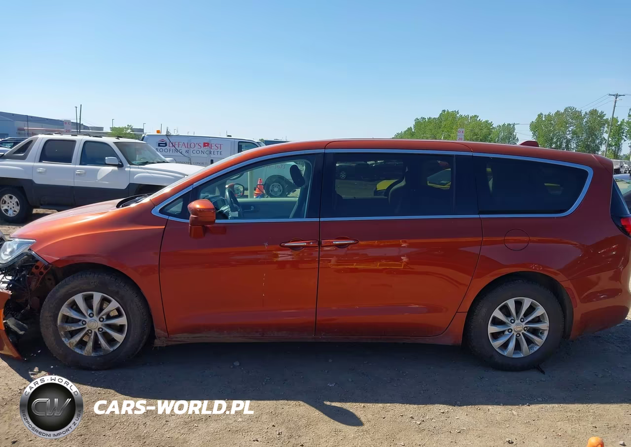 2018 Chrysler Pacifica Touring Plus VIN:2C4RC1FG8JR350458 - 15
