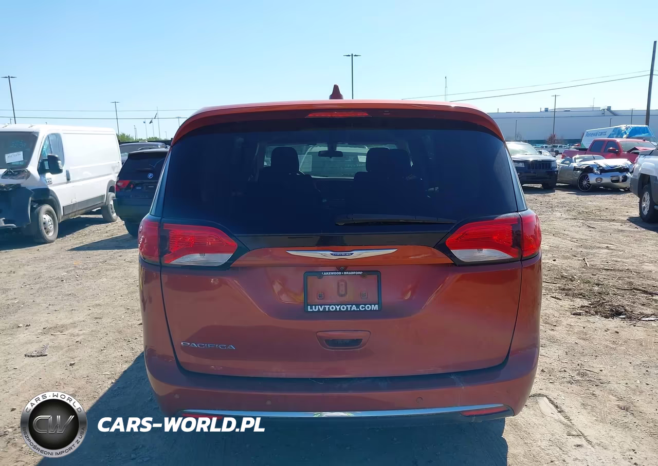 2018 Chrysler Pacifica Touring Plus VIN:2C4RC1FG8JR350458 - 17