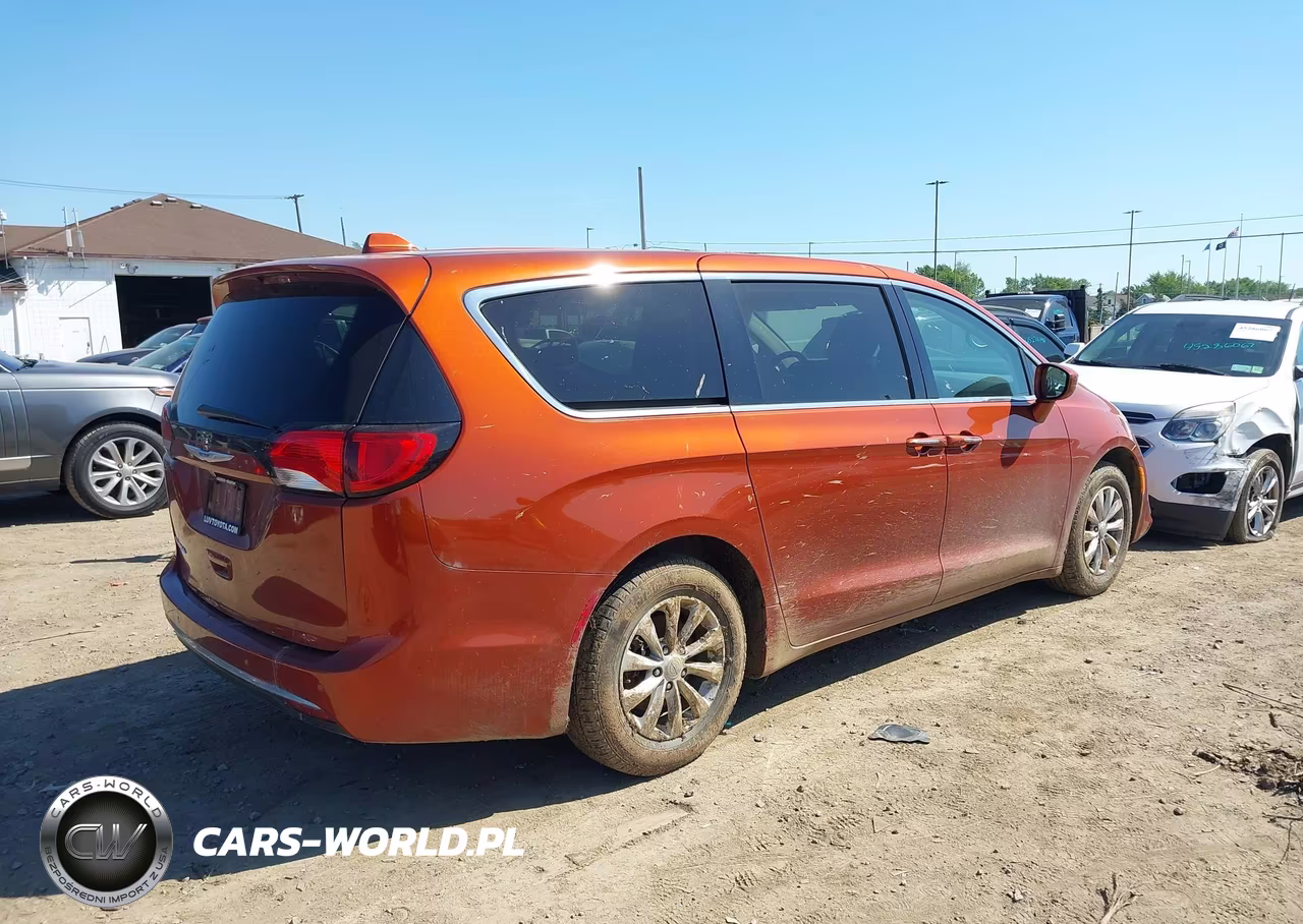 2018 Chrysler Pacifica Touring Plus VIN:2C4RC1FG8JR350458 - 4