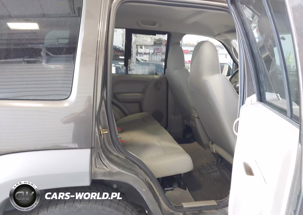 2005 Jeep Liberty Sport VIN:1J4GL48K65W705855 - 8