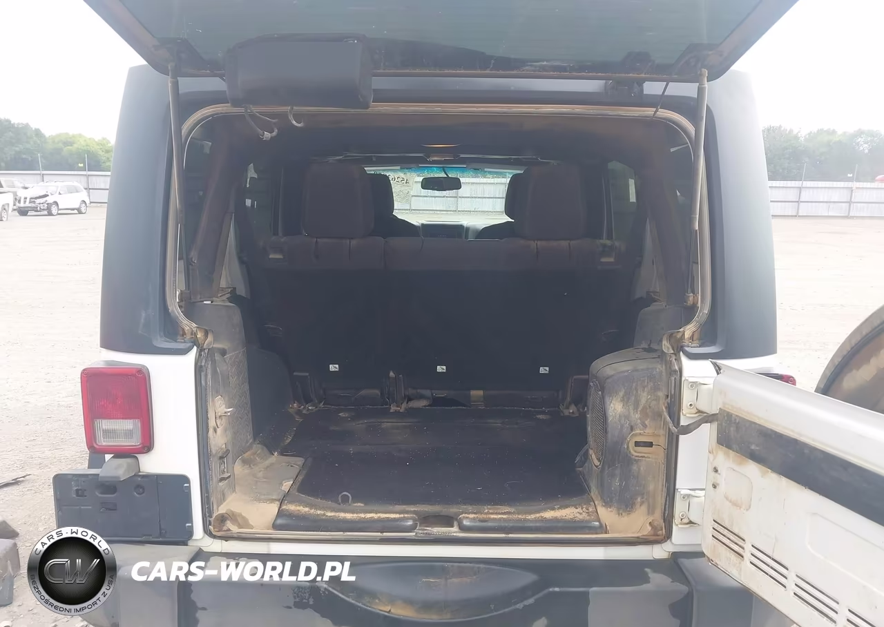 2013 Jeep Wrangler Unlimited Sport VIN:1C4BJWDG4DL505527 - 17