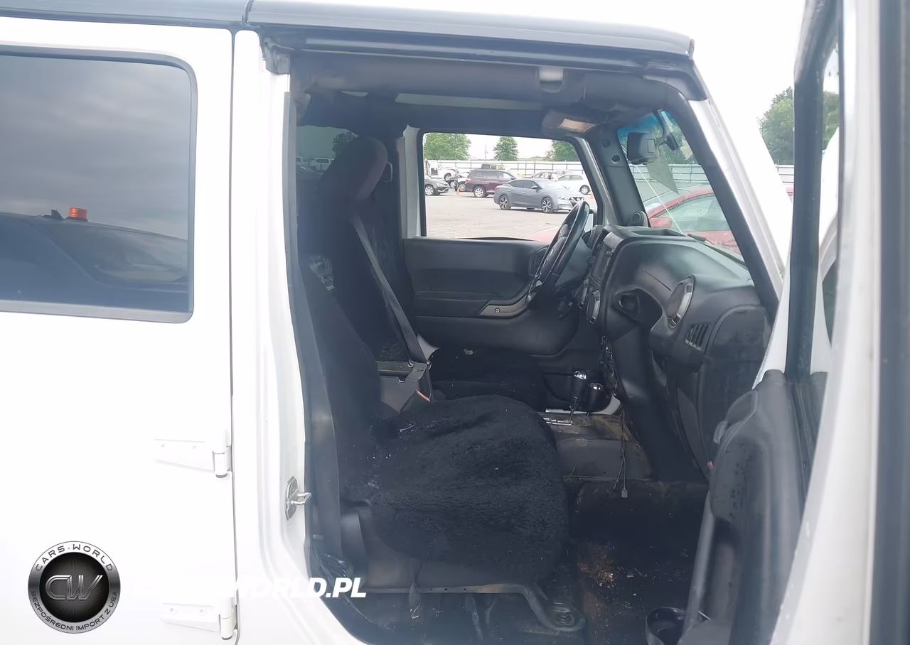 2013 Jeep Wrangler Unlimited Sport VIN:1C4BJWDG4DL505527 - 5