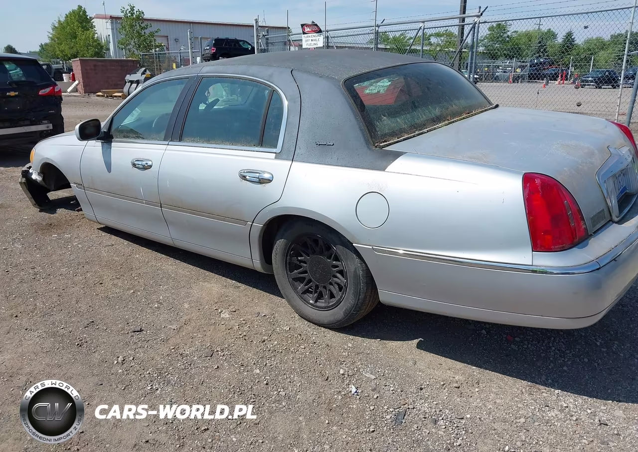 1998 Lincoln Town Car Signature VIN:1LNFM82W1WY656499 - 3