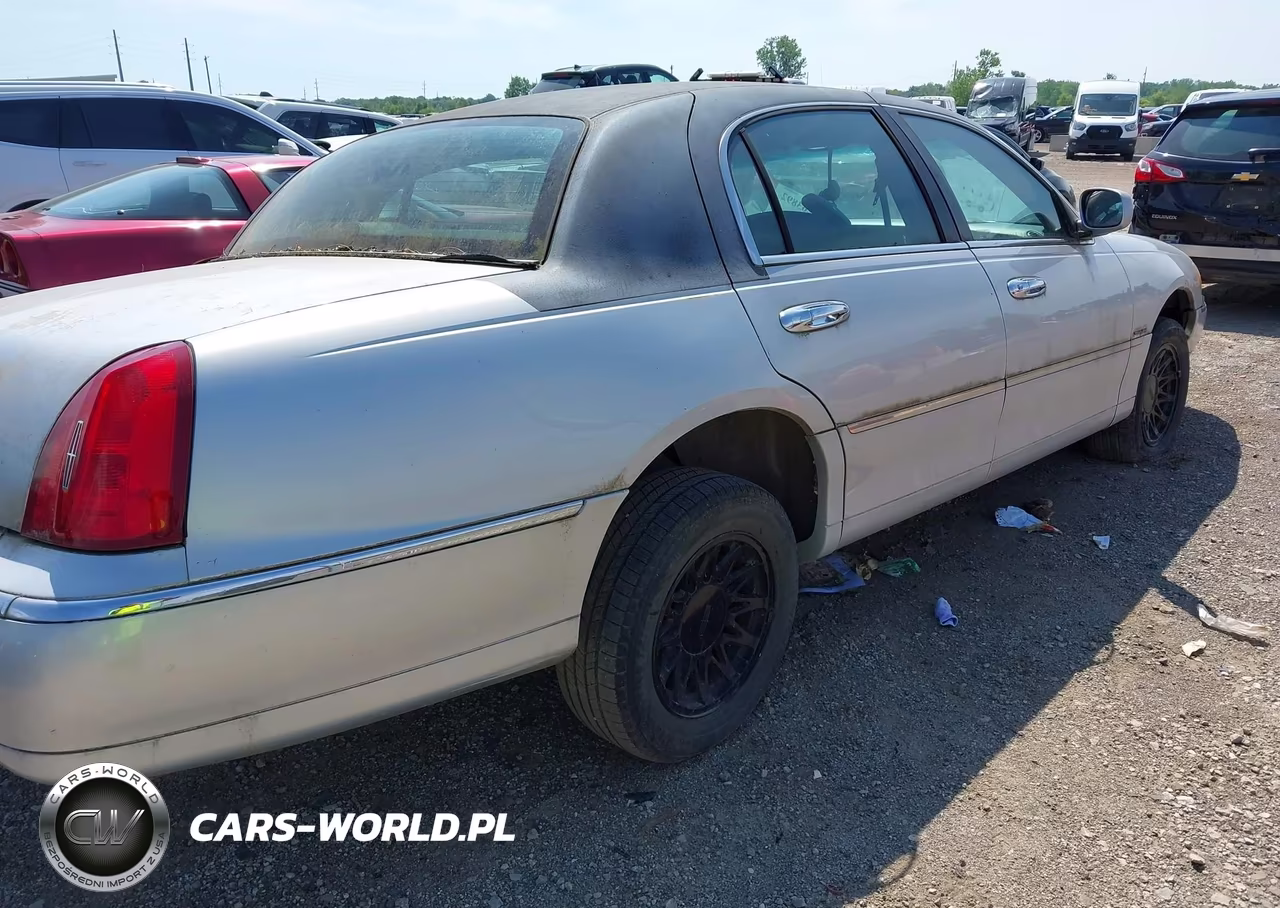 1998 Lincoln Town Car Signature VIN:1LNFM82W1WY656499 - 4