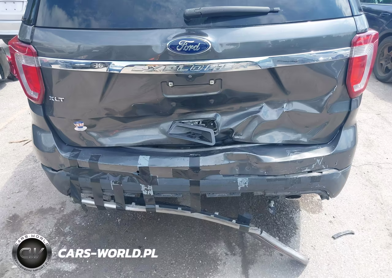 2017 Ford Explorer Xlt VIN:1FM5K7D82HGA53984 - 6