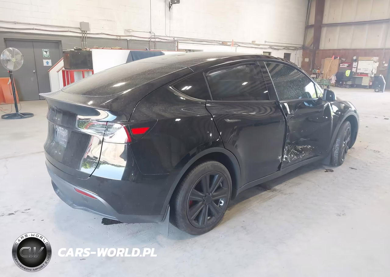 2023 Tesla Model Y VIN:7SAYGDEE8PA105570 - 4