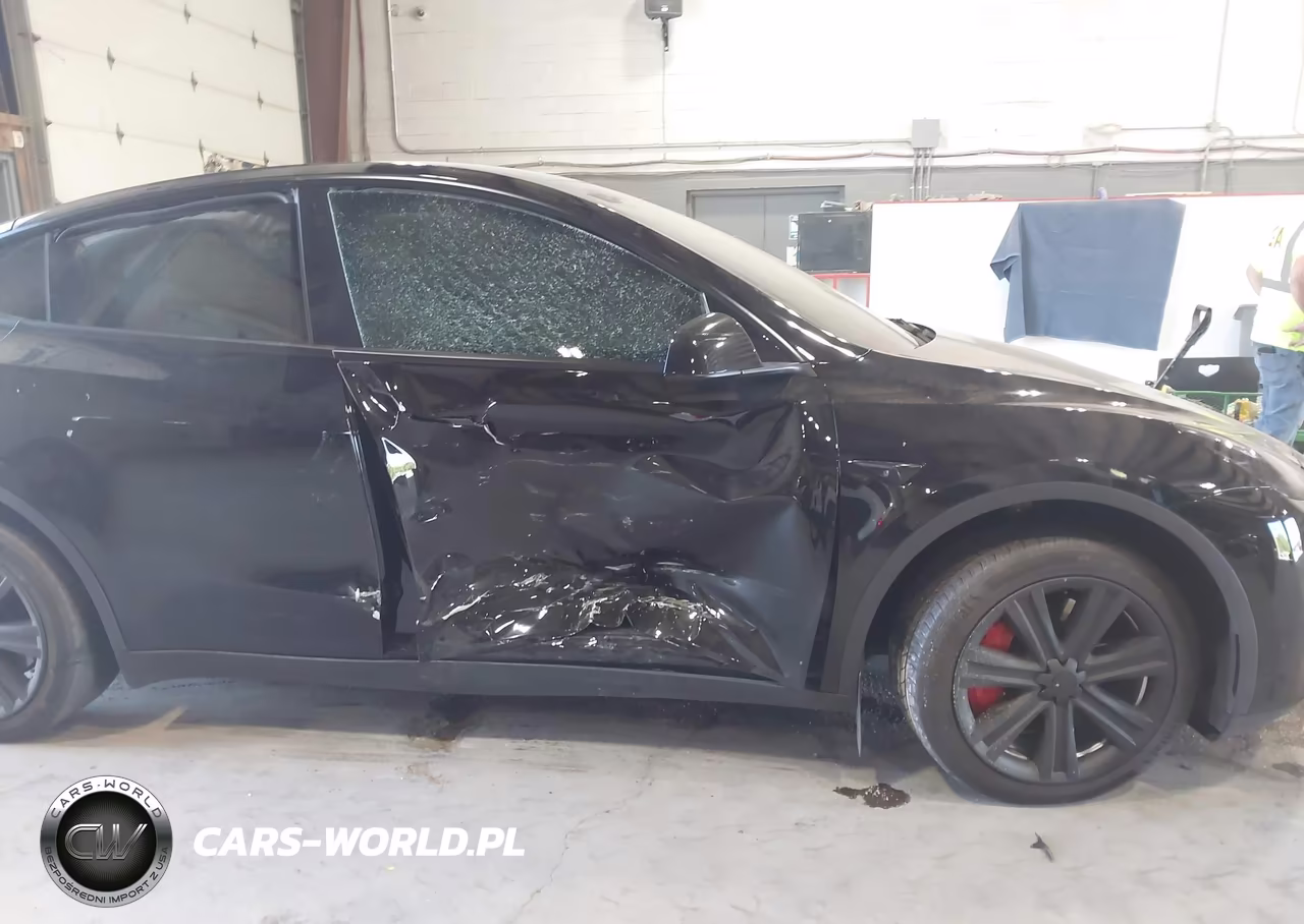 2023 Tesla Model Y VIN:7SAYGDEE8PA105570 - 6