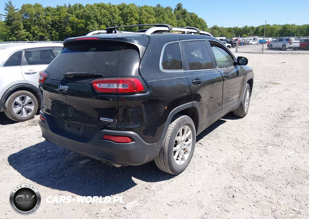 2017 Jeep Cherokee Latitude 4X4 VIN:1C4PJMCS9HW611900 - 4