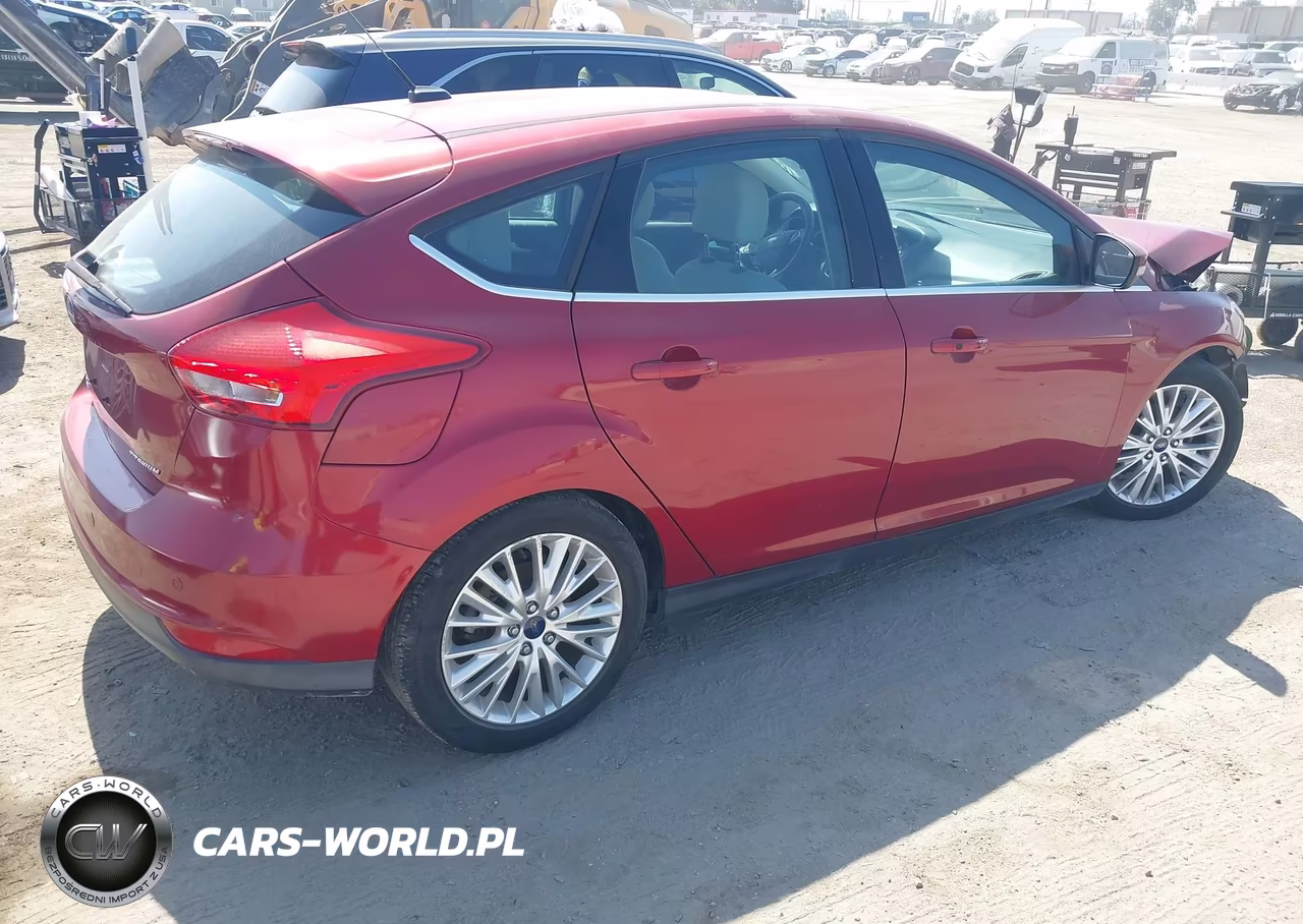 2015 Ford Focus Titanium VIN:1FADP3N23FL261757 - 4