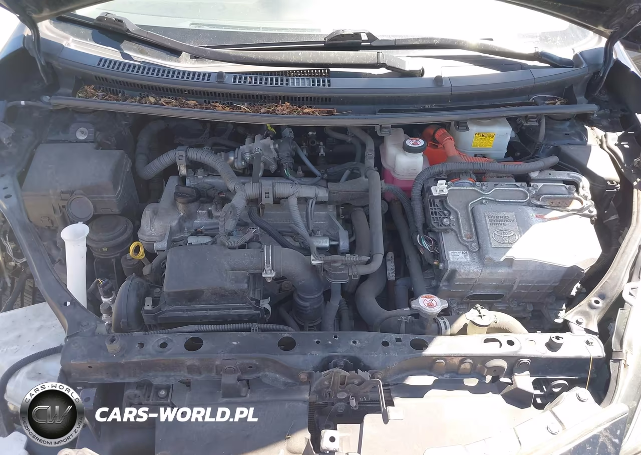 2018 Toyota Prius C Three VIN:JTDKDTB31J1601709 - 10