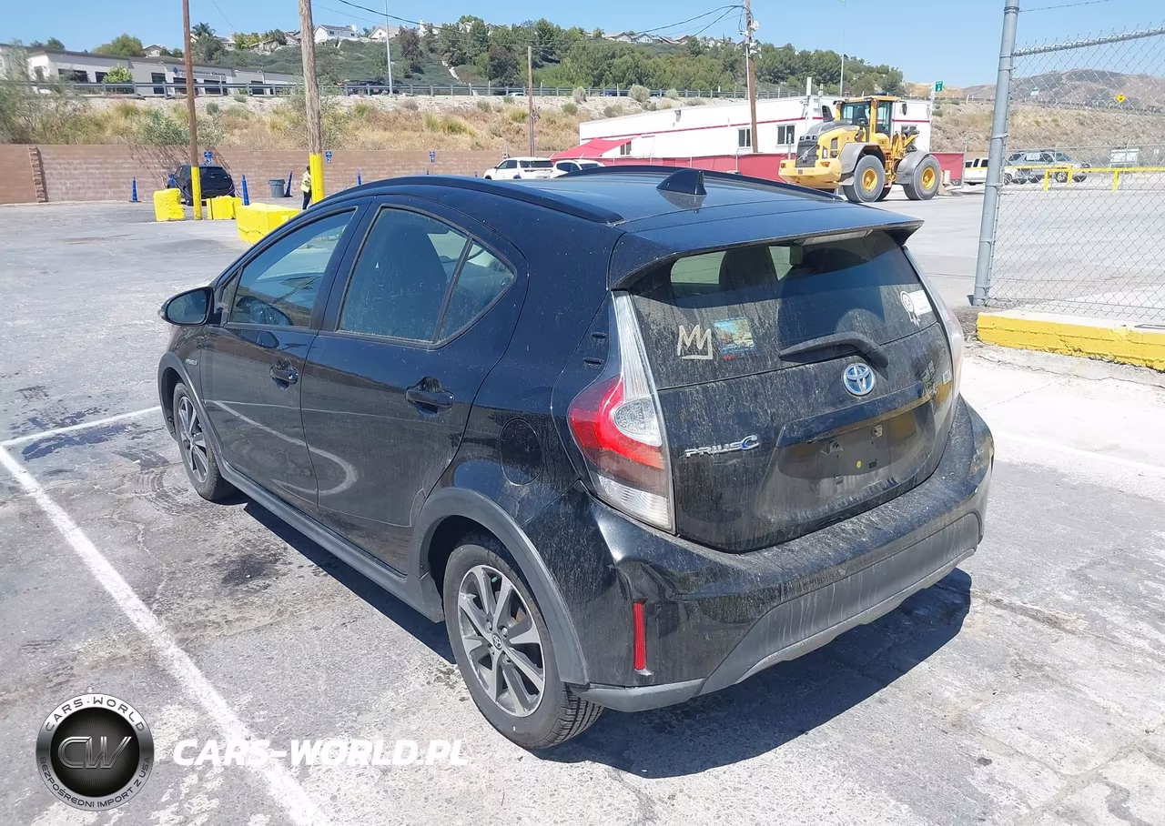2018 Toyota Prius C Three VIN:JTDKDTB31J1601709 - 3