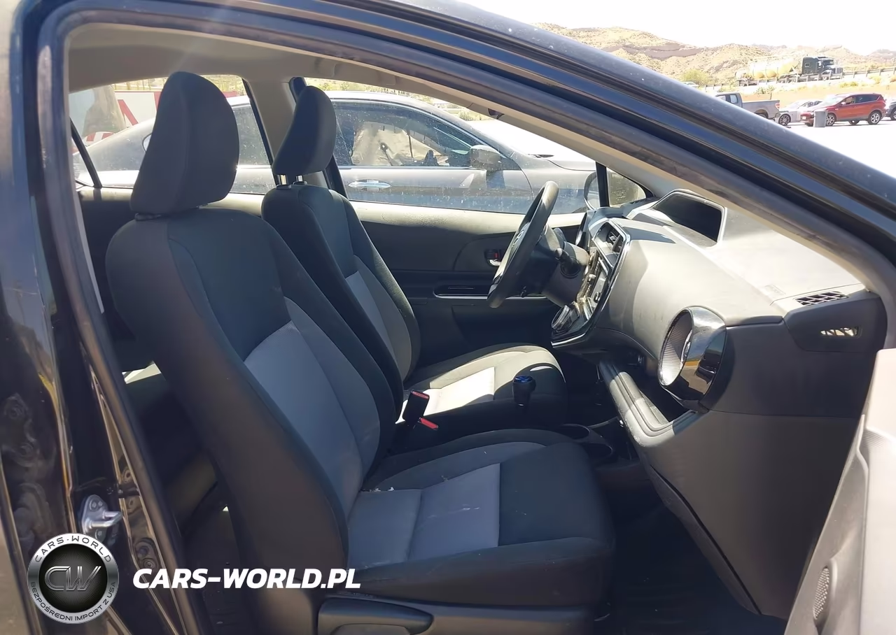 2018 Toyota Prius C Three VIN:JTDKDTB31J1601709 - 5