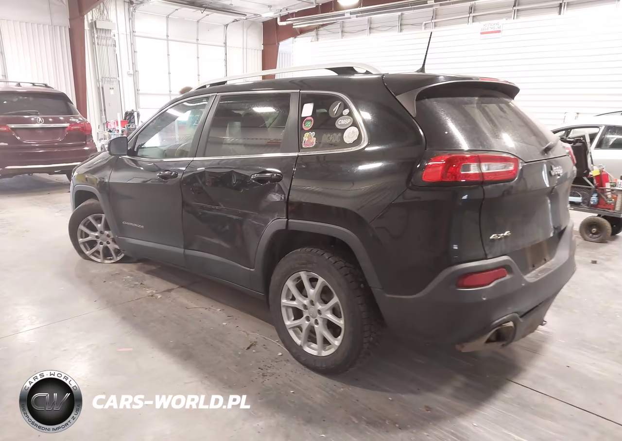 2017 Jeep Cherokee Latitude 4X4 VIN:1C4PJMCS7HW615217 - 3