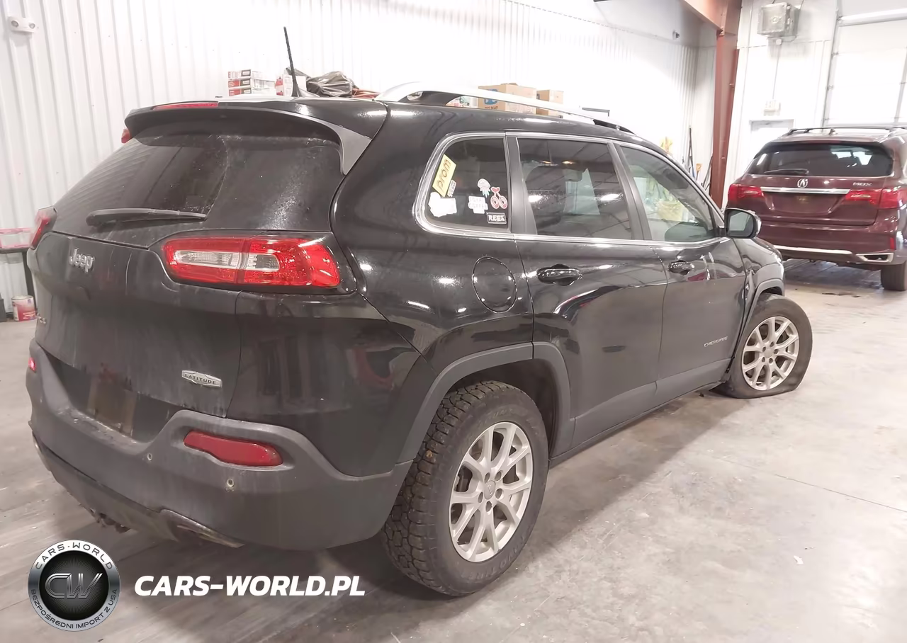 2017 Jeep Cherokee Latitude 4X4 VIN:1C4PJMCS7HW615217 - 4