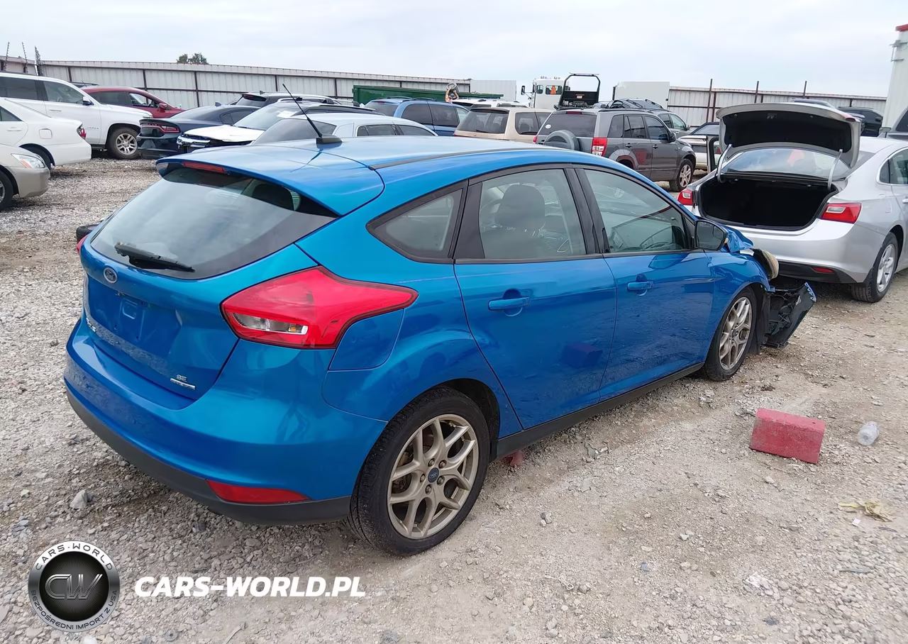 2015 Ford Focus Se VIN:1FADP3K2XFL327211 - 4