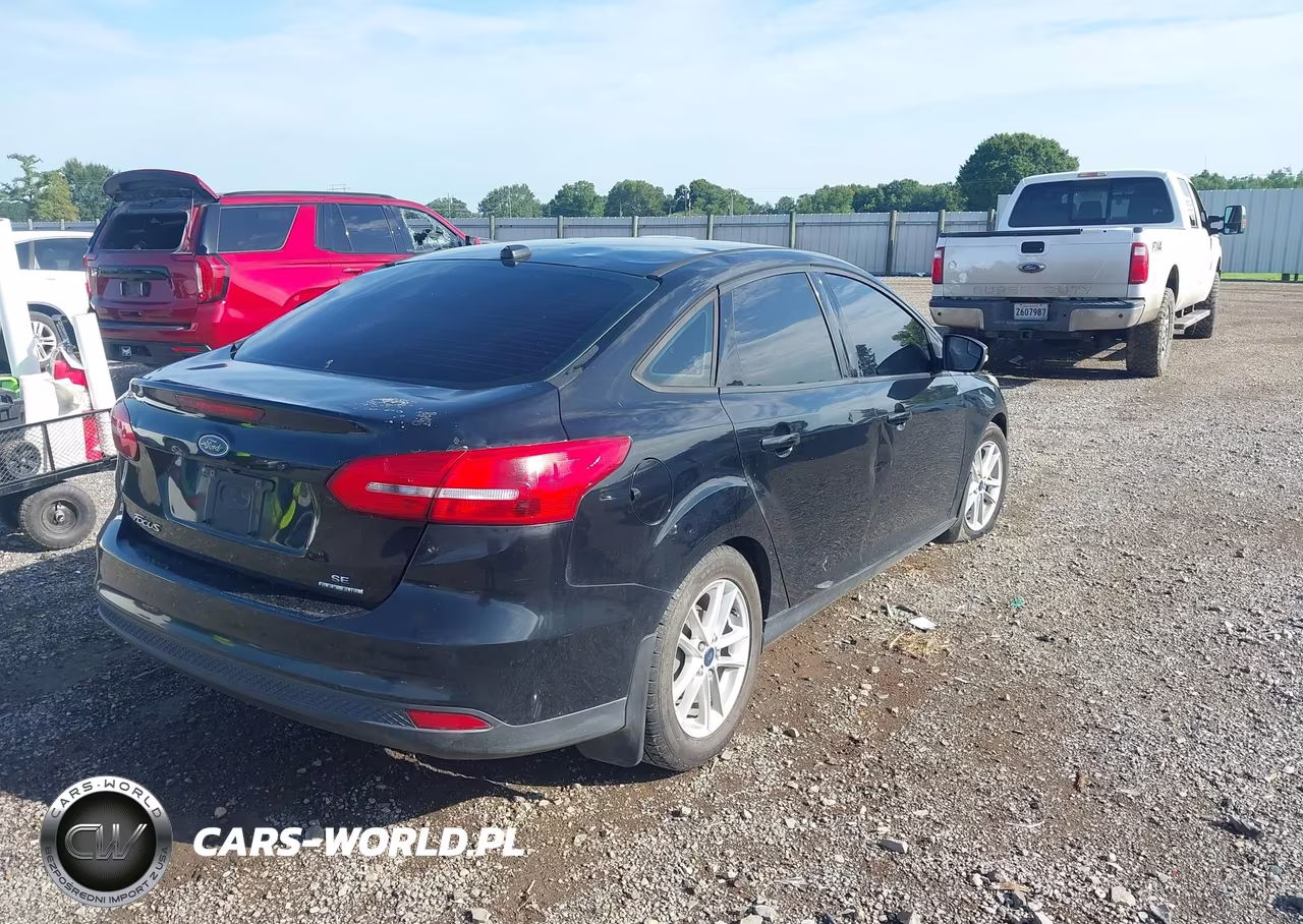 2016 Ford Focus Se VIN:1FADP3F2XGL241912 - 4