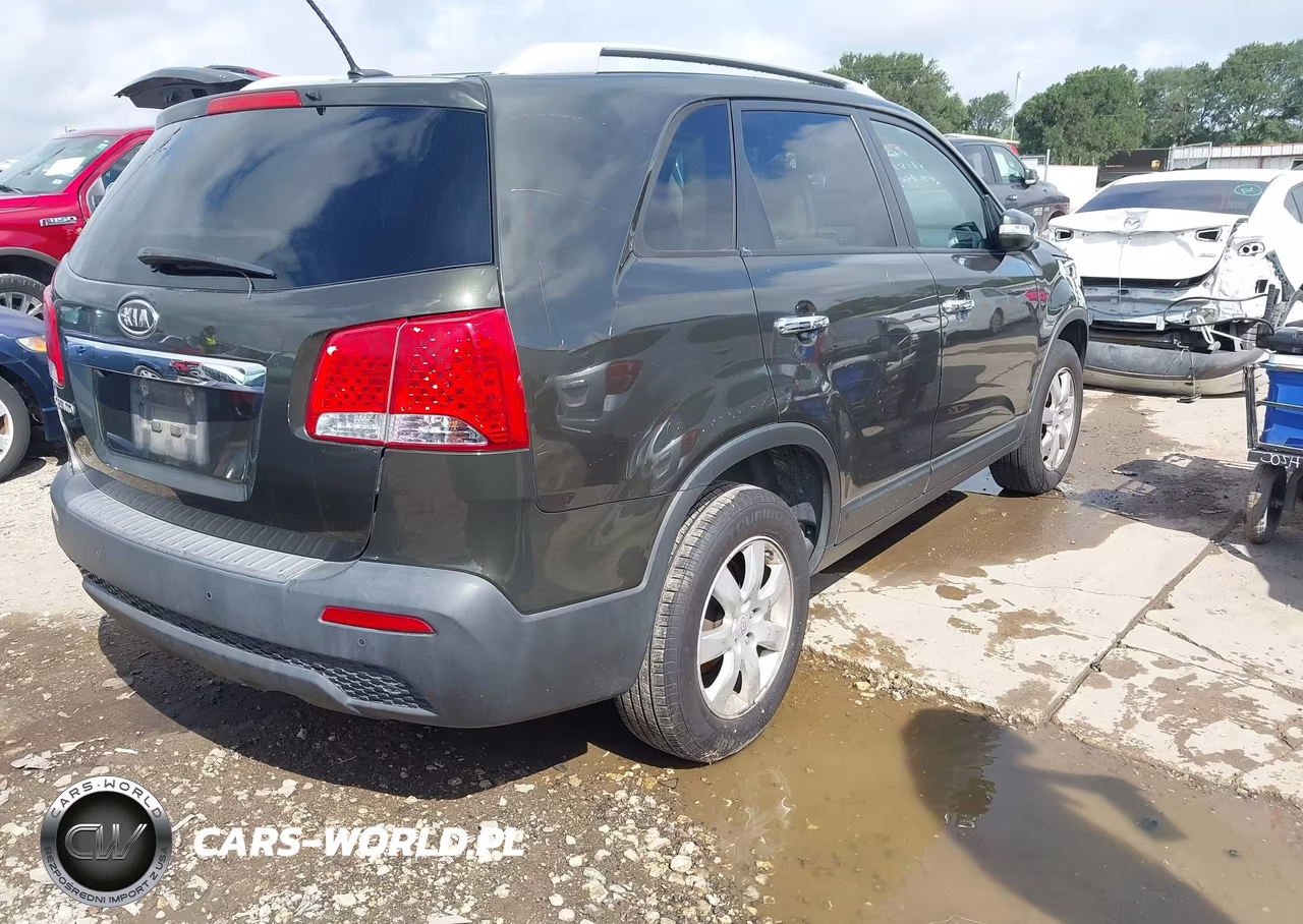 2011 Kia Sorento Lx VIN:5XYKT4A11BG161257 - 4