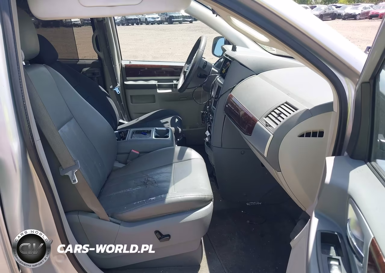 2010 Chrysler Town & Country Touring VIN:2A4RR5D18AR451143 - 5