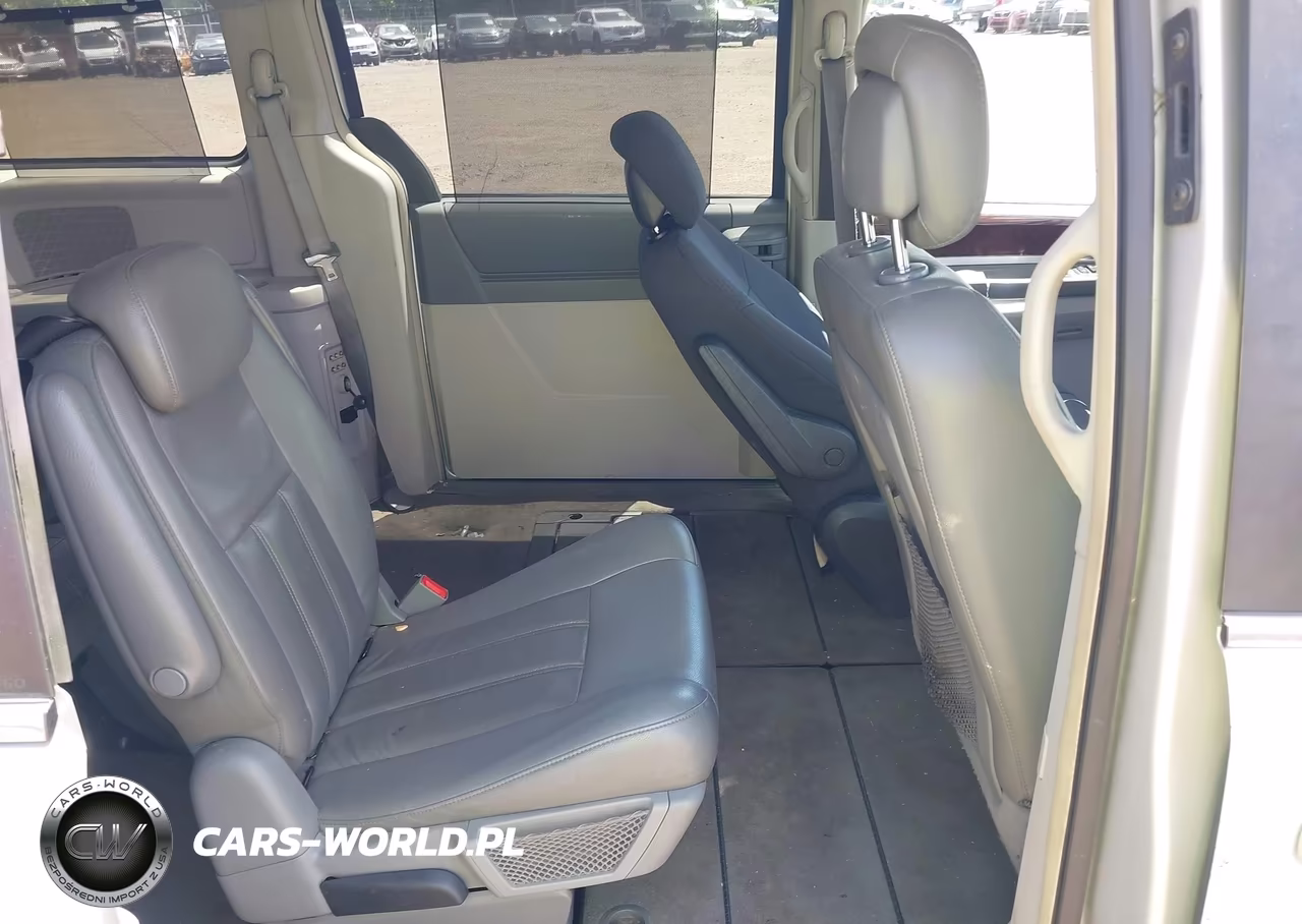 2010 Chrysler Town & Country Touring VIN:2A4RR5D18AR451143 - 8