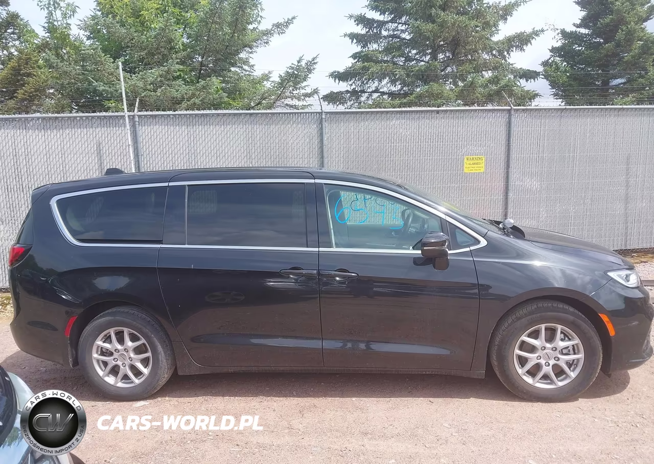 2023 Chrysler Pacifica Touring L VIN:2C4RC1BG9PR615936 - 13