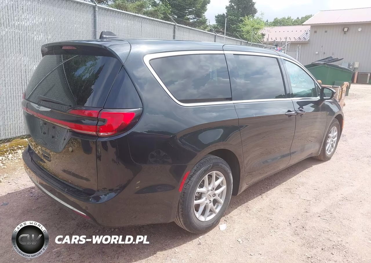 2023 Chrysler Pacifica Touring L VIN:2C4RC1BG9PR615936 - 4