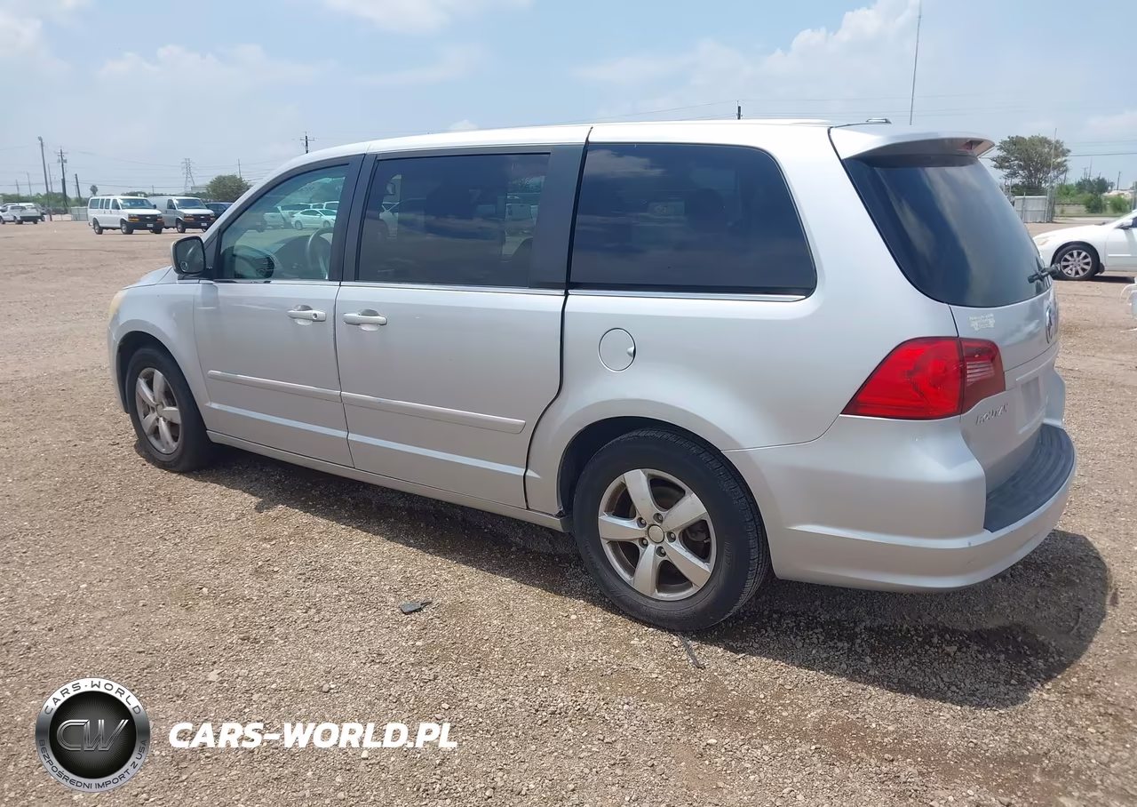 2010 Volkswagen Routan Se VIN:2V4RW3D18AR324756 - 3