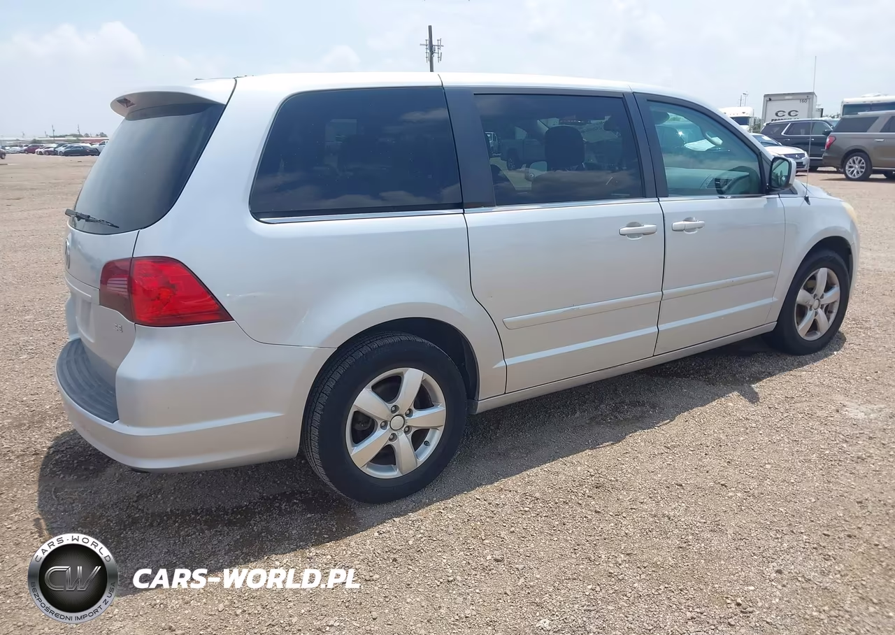2010 Volkswagen Routan Se VIN:2V4RW3D18AR324756 - 4