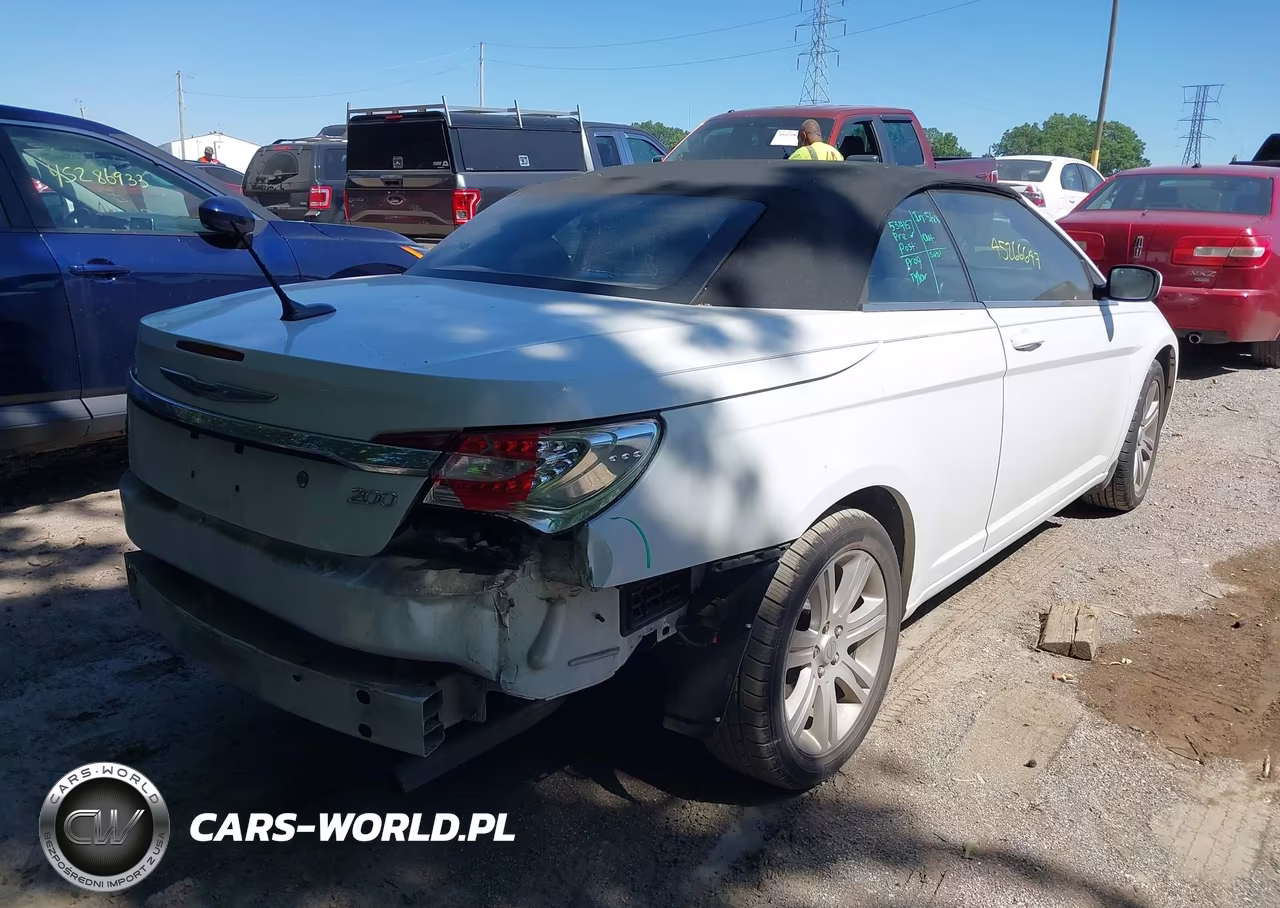 2013 Chrysler 200 Touring VIN:1C3BCBEB8DN539825 - 4