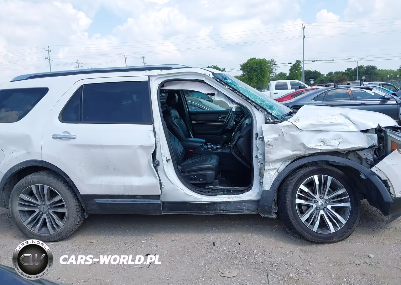 2017 Ford Explorer Platinum VIN:1FM5K8HTXHGA15715 - 13