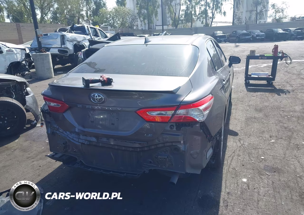 2019 Toyota Camry Le VIN:4T1B11HK9KU186193 - 17