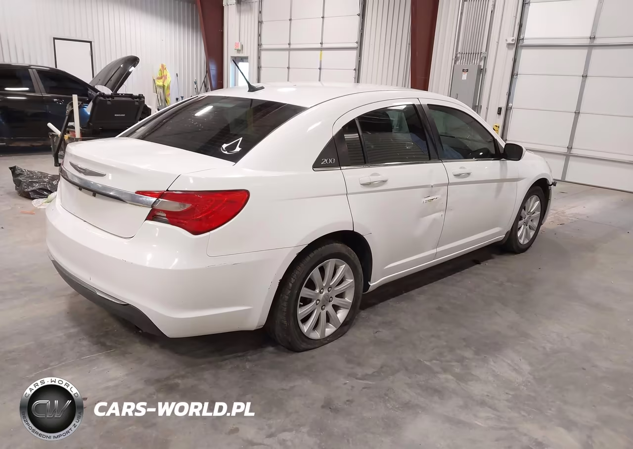 2014 Chrysler 200 Touring VIN:1C3CCBBB5EN108143 - 4