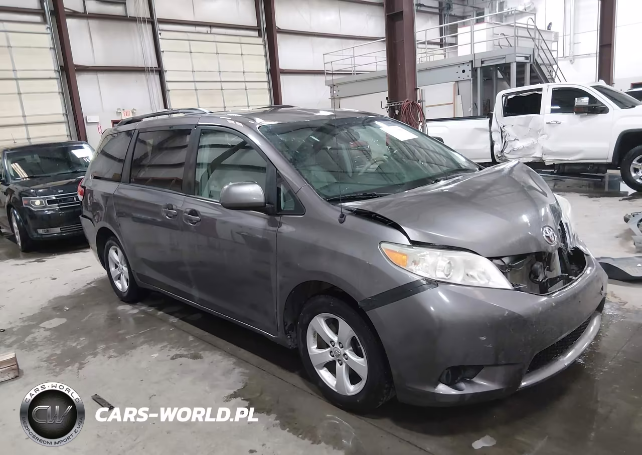 2012 Toyota Sienna Le V6 8 Passenger