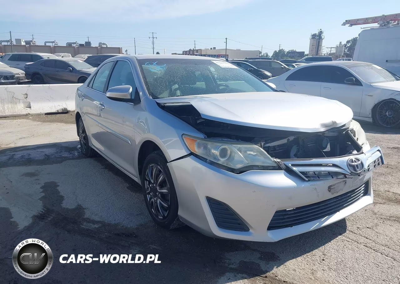 2013 Toyota Camry Le – zdjęcie 1 z 16