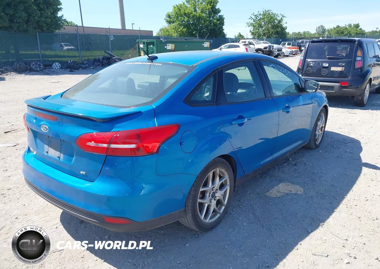 2015 Ford Focus Se VIN:1FADP3F23FL304010 - 4