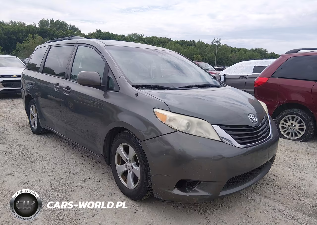2012 Toyota Sienna Le V6 8 Passenger