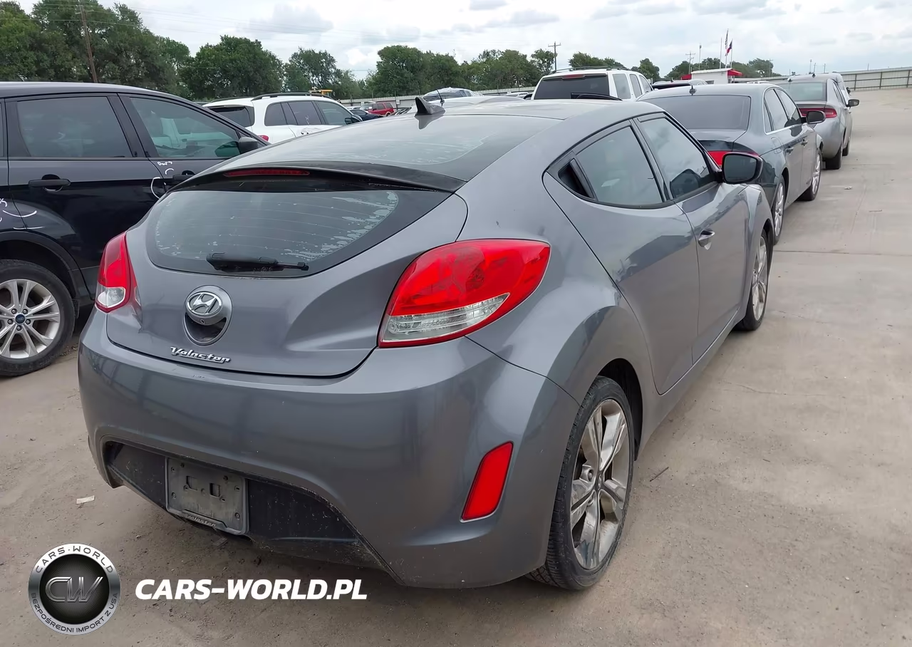 2016 Hyundai Veloster VIN:KMHTC6AD6GU288758 - 4