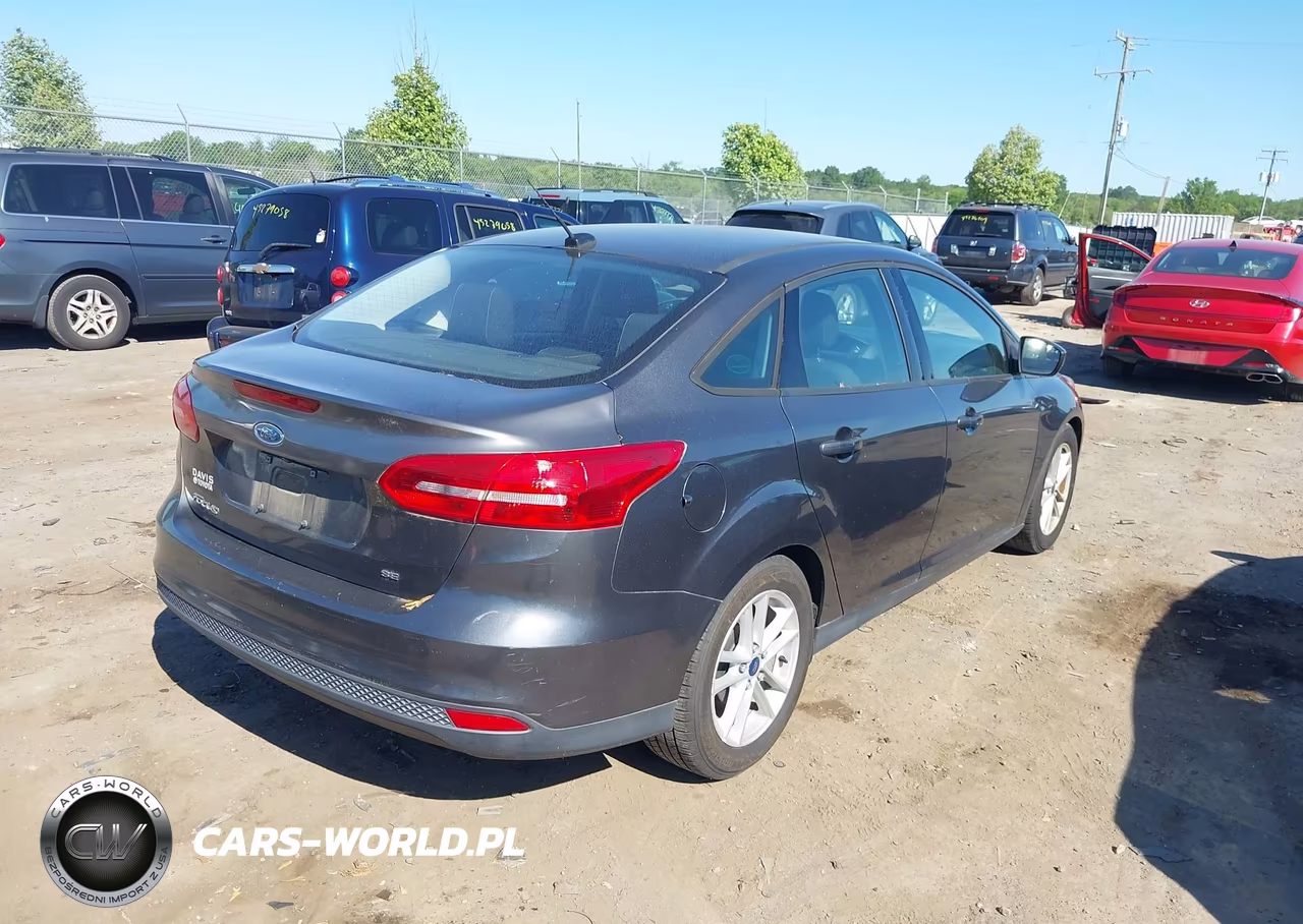 2018 Ford Focus Se VIN:1FADP3F22JL201928 - 4