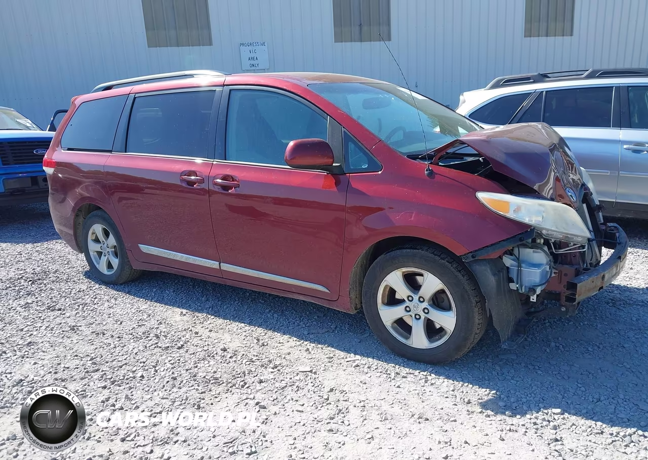 2014 Toyota Sienna Le V6 8 Passenger
