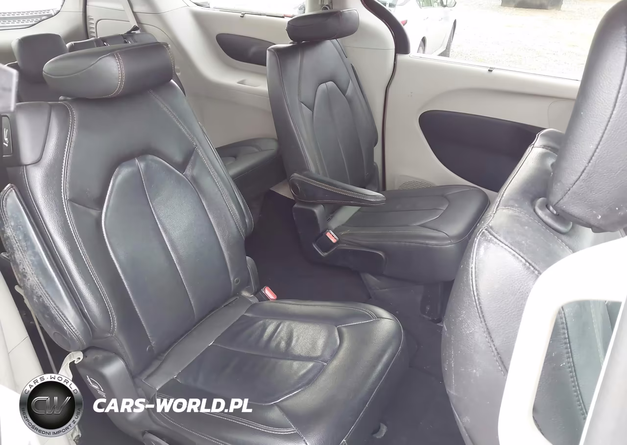 2017 Chrysler Pacifica Touring-L VIN:2C4RC1BG2HR541857 - 8