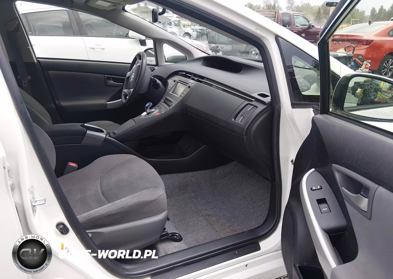 2015 Toyota Prius Two VIN:JTDKN3DU2F0482956 - 17