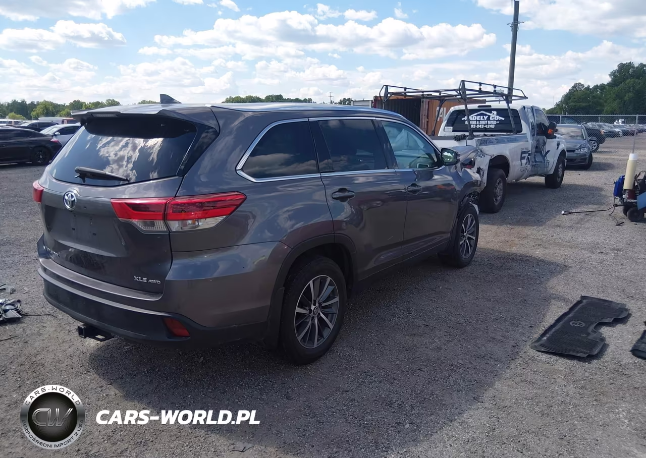 2019 Toyota Highlander Xle VIN:5TDJZRFH3KS597978 - 4