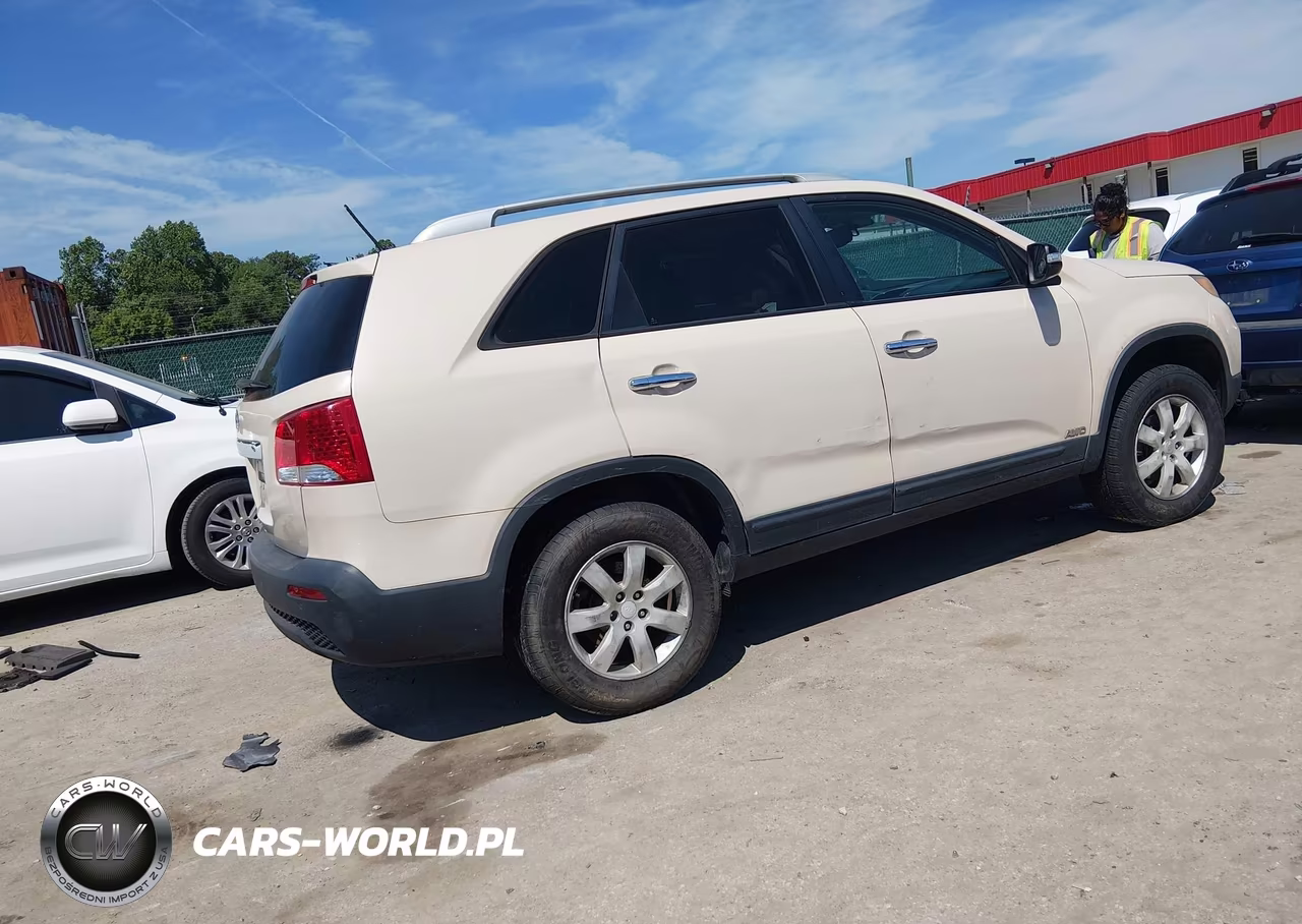 2011 Kia Sorento Lx VIN:5XYKTCA15BG112007 - 4
