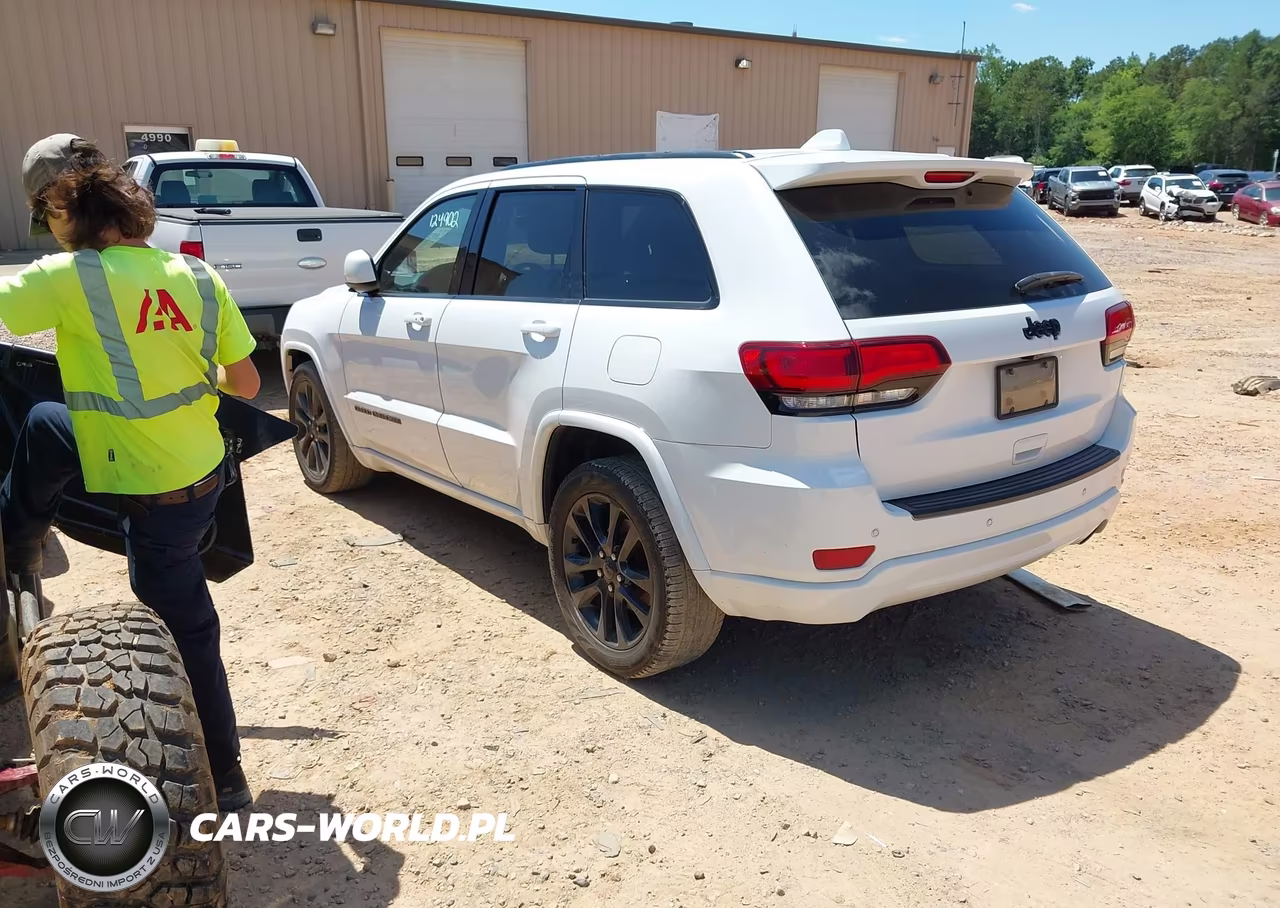 2020 Jeep Grand Cherokee Altitude 4X2 VIN:1C4RJEAG8LC439544 - 3