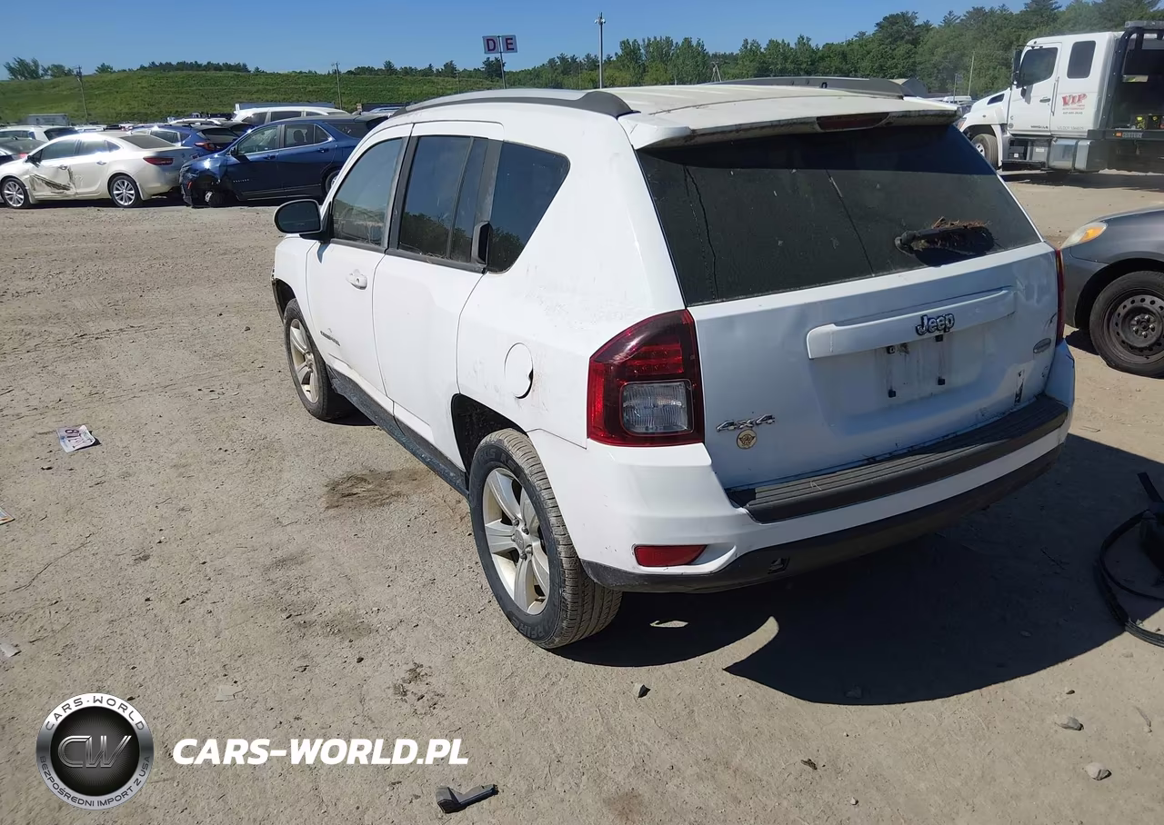2015 Jeep Compass Latitude VIN:1C4NJDEBXFD412562 - 3