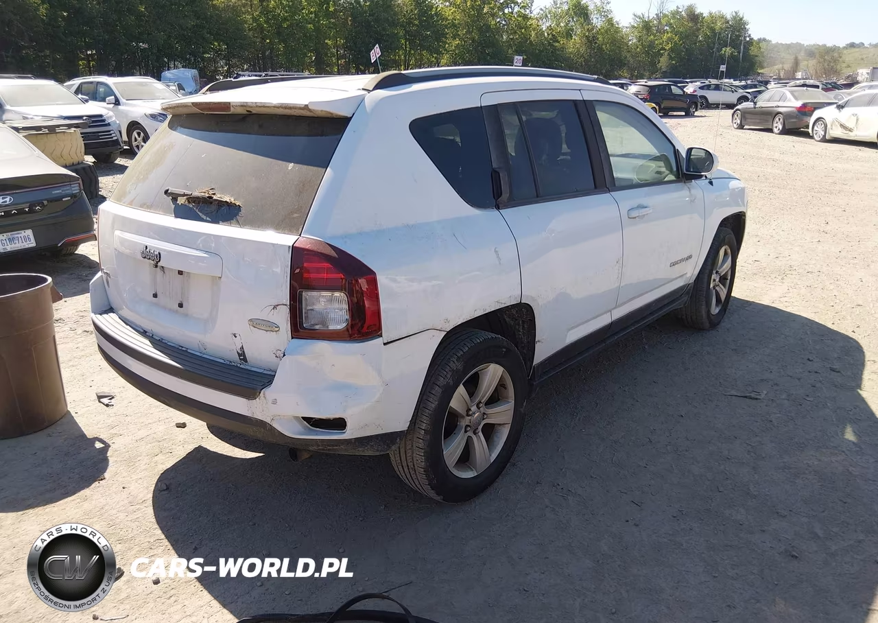 2015 Jeep Compass Latitude VIN:1C4NJDEBXFD412562 - 4