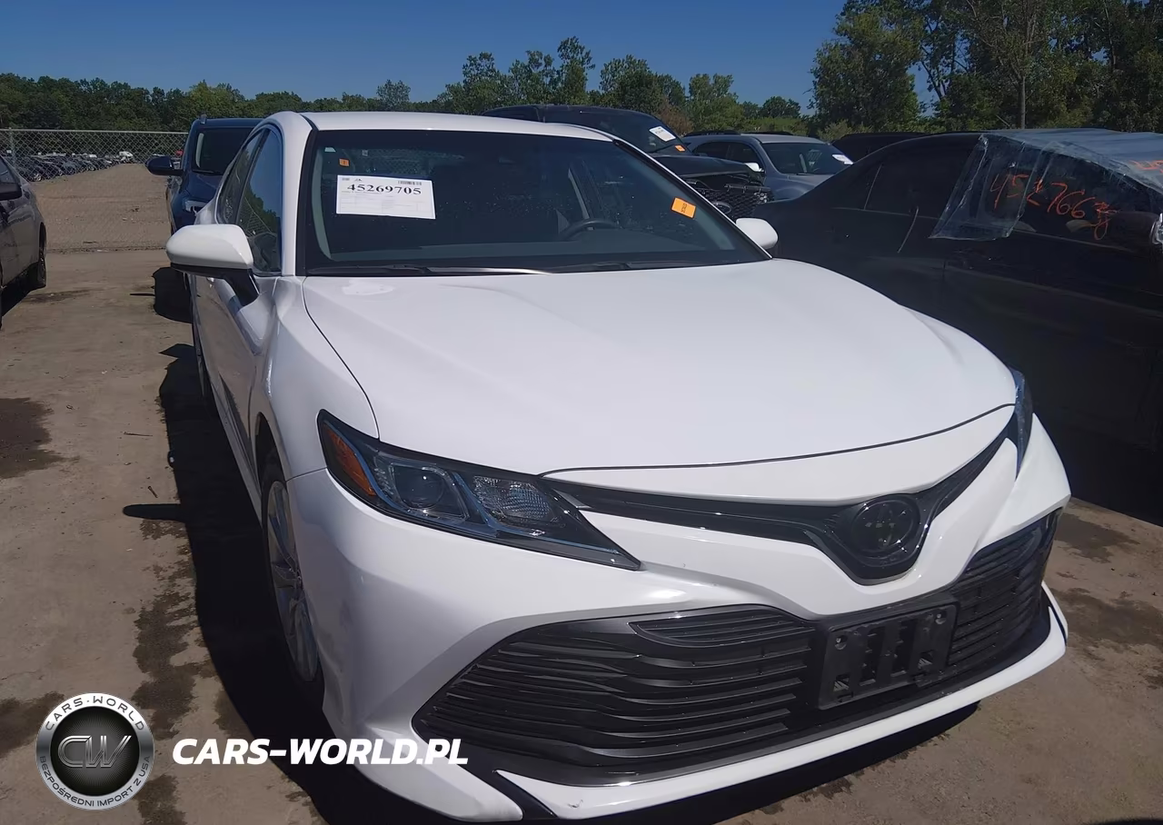 2018 Toyota Camry Le VIN:4T1B11HK1JU055774 - 13